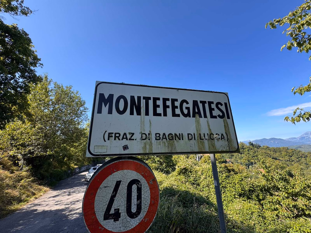 The road sign at the entrance to Montefegatesi